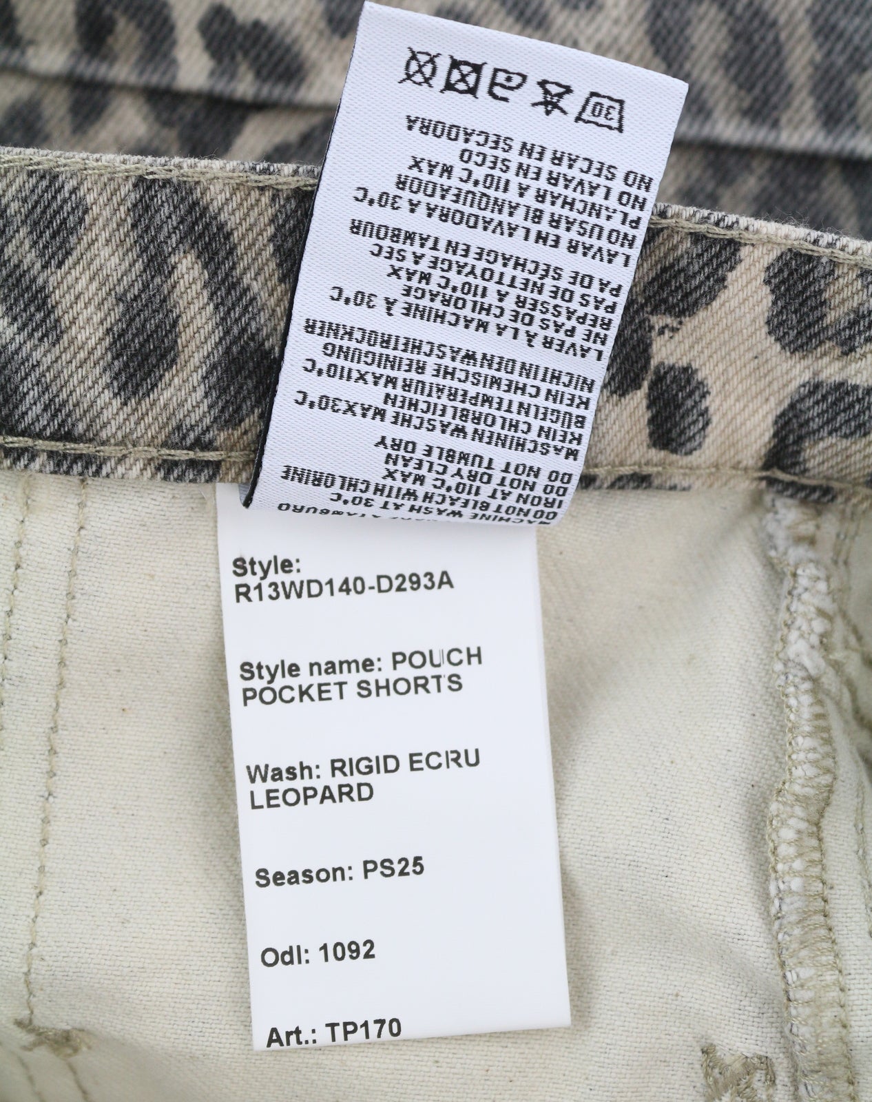 R13 moteriški šortai su kišenėmis, 26 dydžio, džinsinis, standus leopardo raštas, atlenkiamas viršus. RMK 1029 USD. 