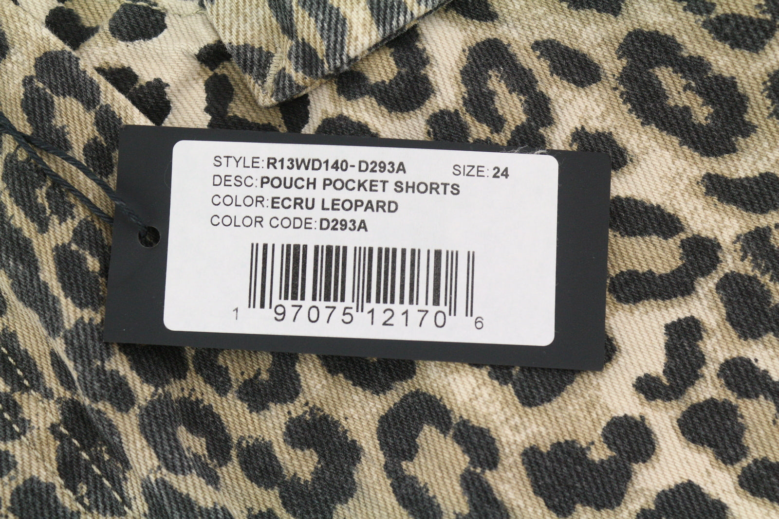 R13 moteriški šortai su kišenėmis, 24 dydžio, džinsiniai, standūs, leopardo rašto, atlenkti. RMK 1029 USD. 