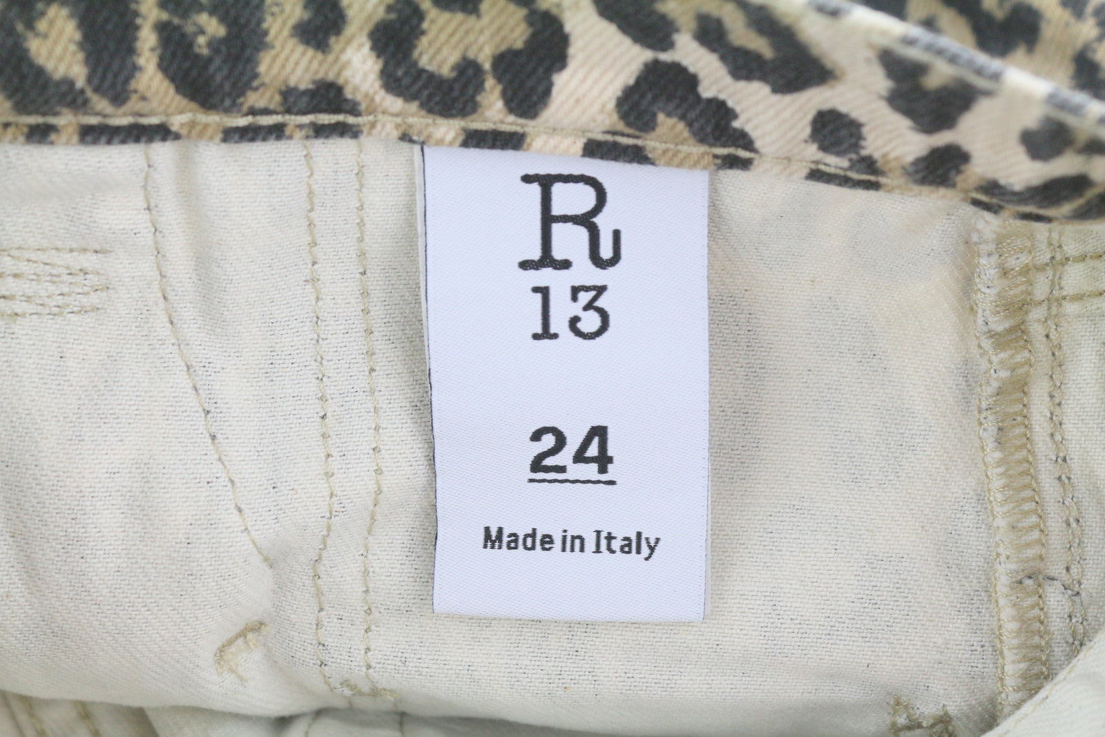 R13 moteriški šortai su kišenėmis, 24 dydžio, džinsiniai, standūs, leopardo rašto, atlenkti. RMK 1029 USD. 
