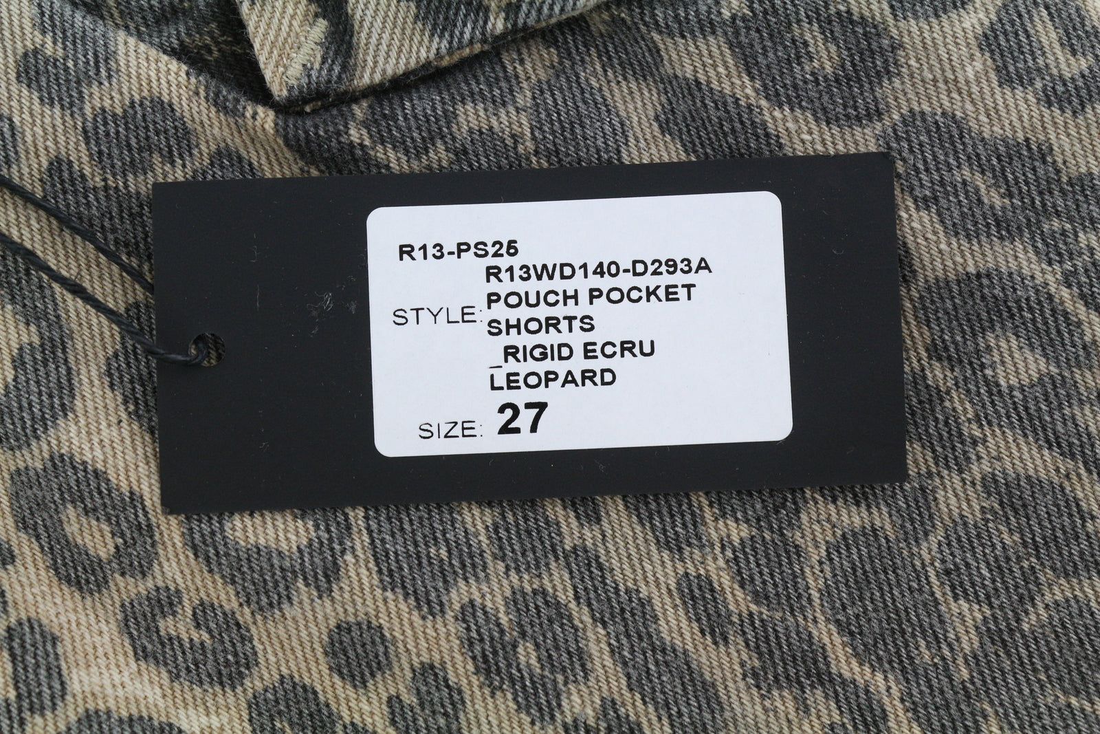 R13 moteriški šortai su kišenėmis, 27, džinsinis, standus leopardo raštas, atlenkiamas viršus, rekomenduojama kaina – 1029 USD 