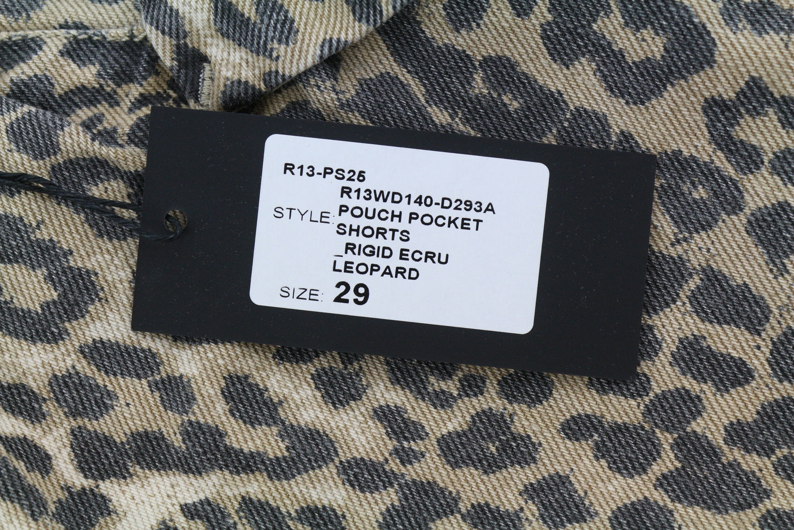 R13 moteriški šortai su kišenėmis, 29, džinsinis, standus leopardo raštas, atlenkiamas viršus, rekomenduojama kaina – 1029 USD 