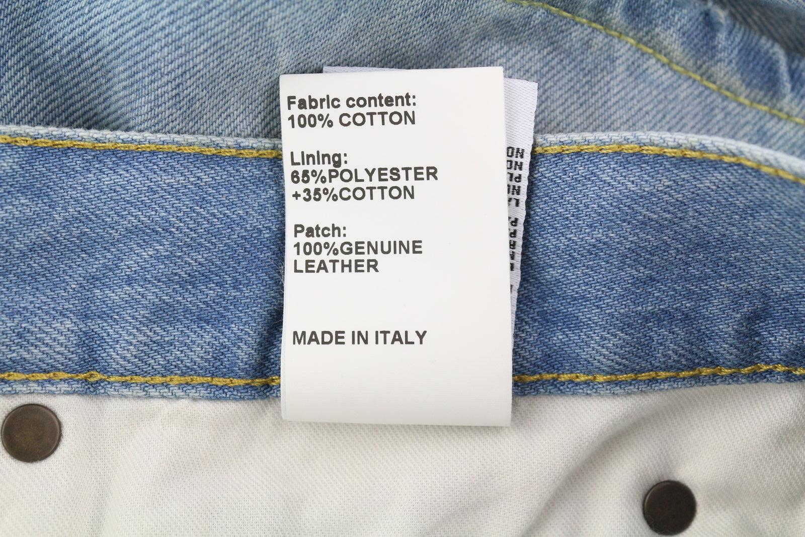 R13 moteriški šortai su kryželiu, 26 dydžio, skalbto džinso mėlynumo, asimetriški, su apnašomis. RMK 599 €. 