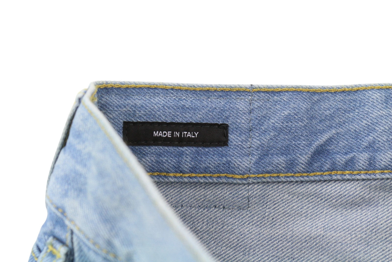 R13 moteriški šortai su kryželiu, 26 dydžio, skalbto džinso mėlynumo, asimetriški, su apnašomis. RMK 599 €. 