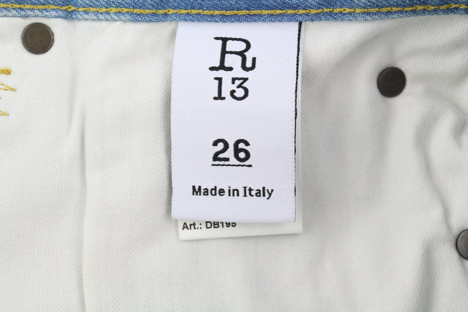 R13 moteriški šortai su kryželiu, 26 dydžio, skalbto džinso mėlynumo, asimetriški, su apnašomis. RMK 599 €. 