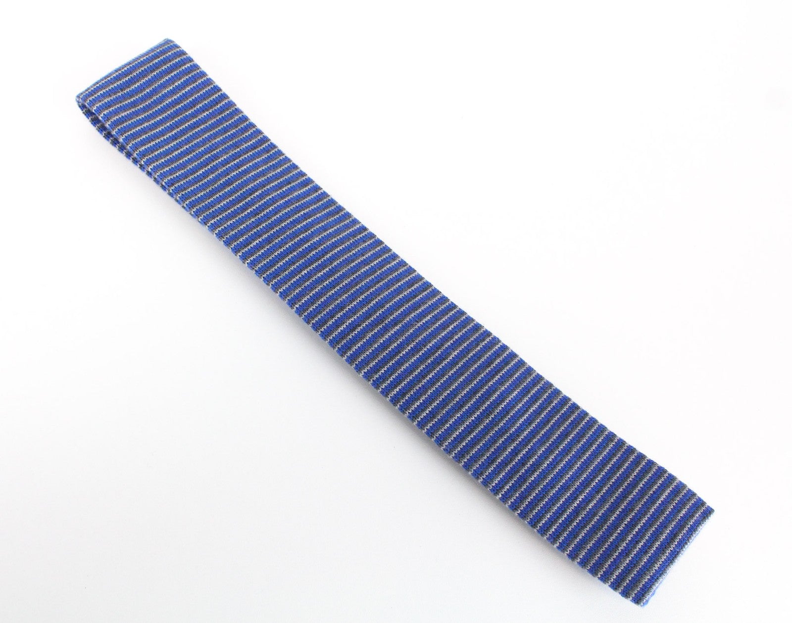 SUITSUPPLY vyriškas kaklaraištis ~142 x 6 mėlynas vilnonis megztas dryžuotas raštas kvadratiniais galais 