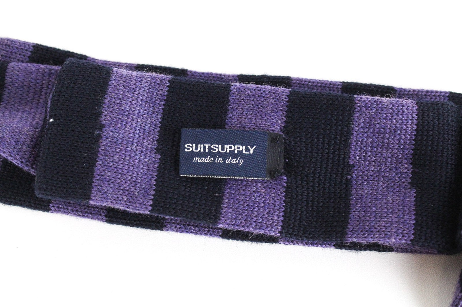 SUITSUPPLY vyriškas kaklaraištis ~144 x 6 violetinis vilnonis megztas dryžuotas kvadratiniais galais 