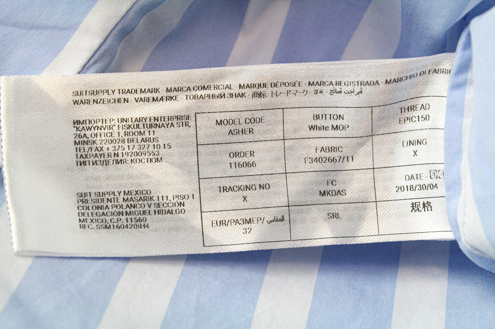 SUISTUDIO Asher moteriški marškinėliai su mėlyna dryžuota medvilnine palaidine su peteliške ir melanžu. 