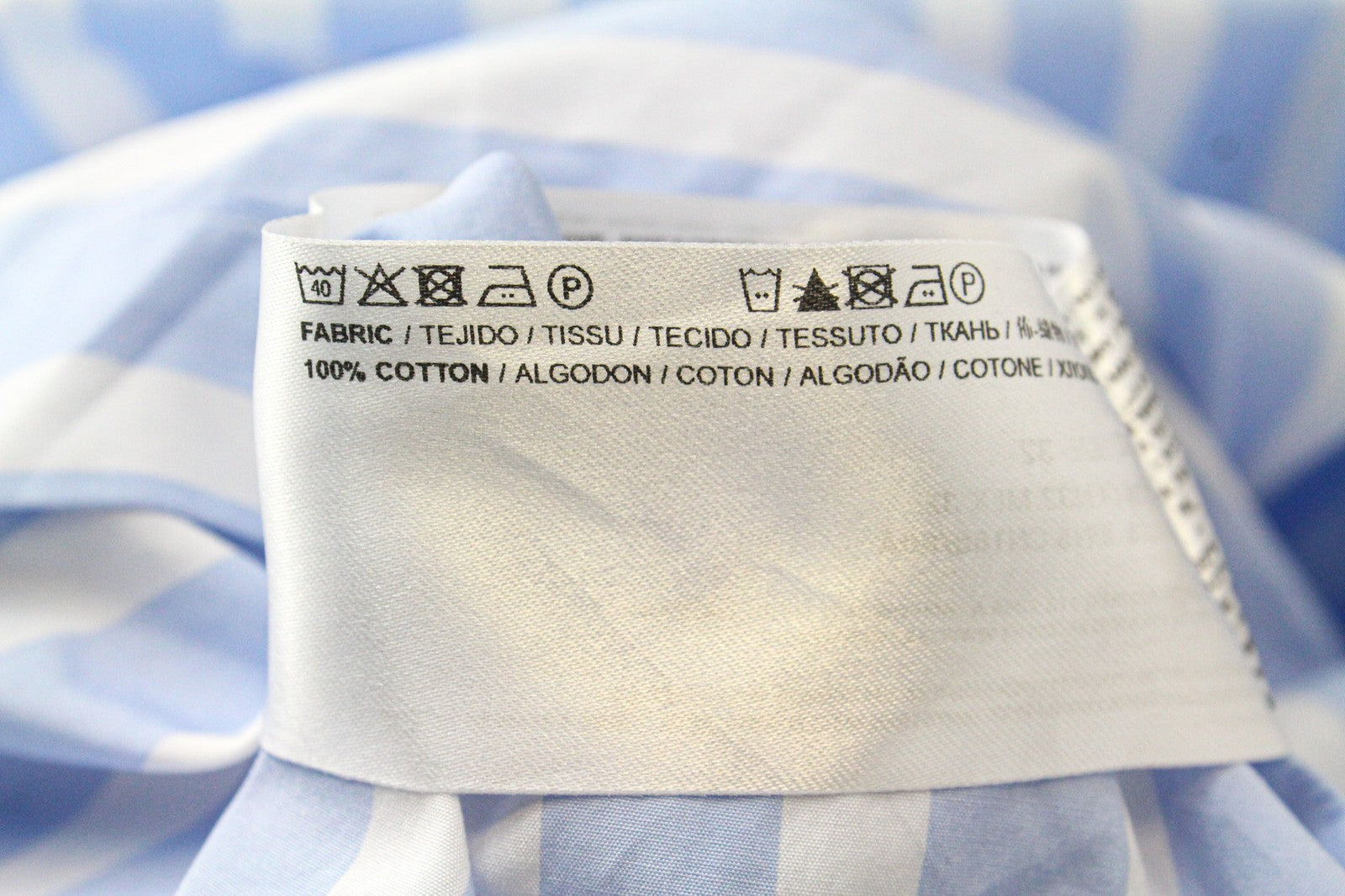 SUISTUDIO Asher moteriški marškinėliai su mėlyna dryžuota medvilnine palaidine su peteliške ir melanžu. 