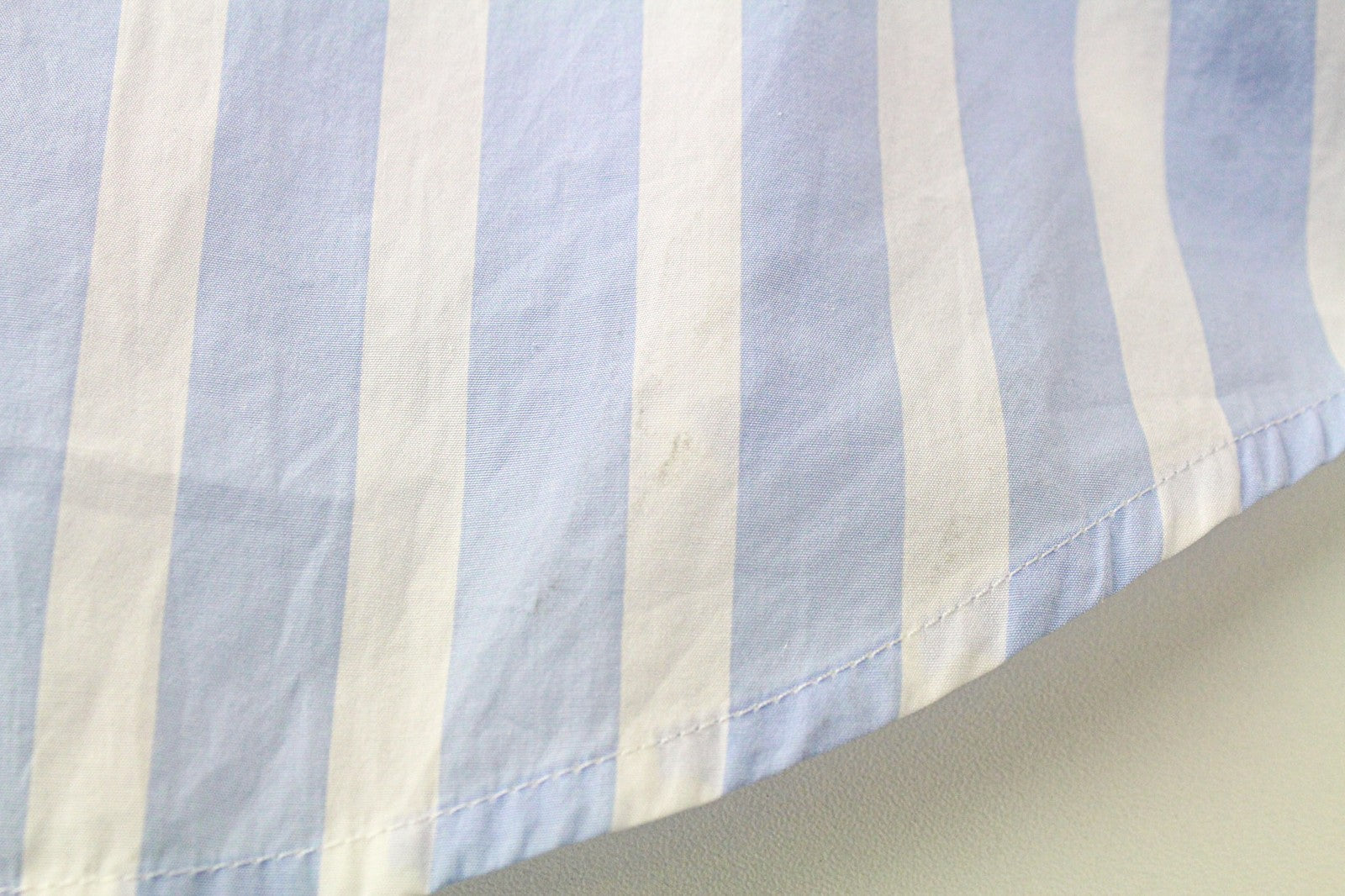 SUISTUDIO Asher moteriški marškinėliai su mėlyna dryžuota medvilnine palaidine su peteliške ir melanžu. 