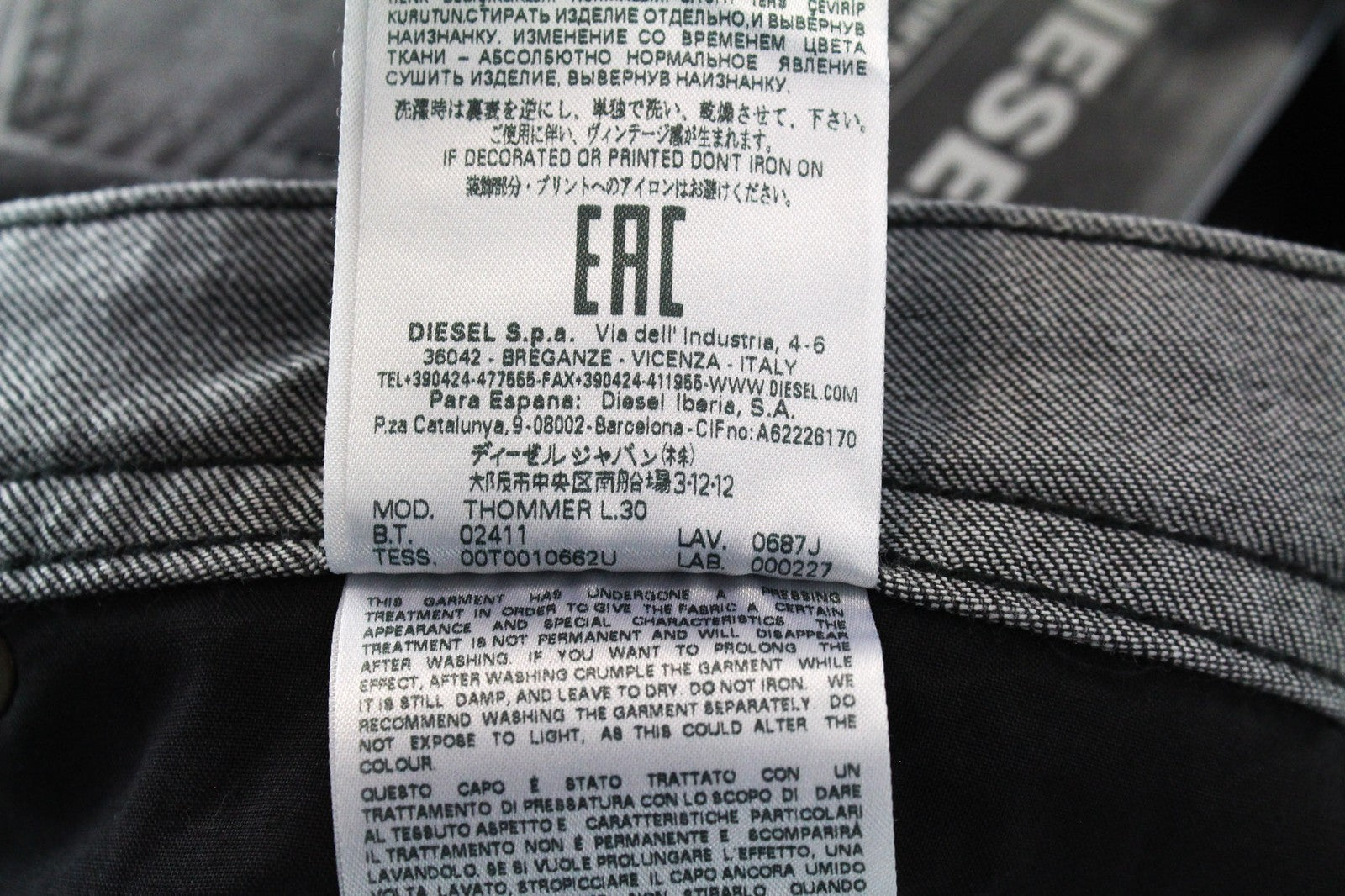 DIESEL Thommer 0687J vyriškos džinsinės kelnės W32/L30 pilkos, tamprios, plonos, su užtrauktuku. 