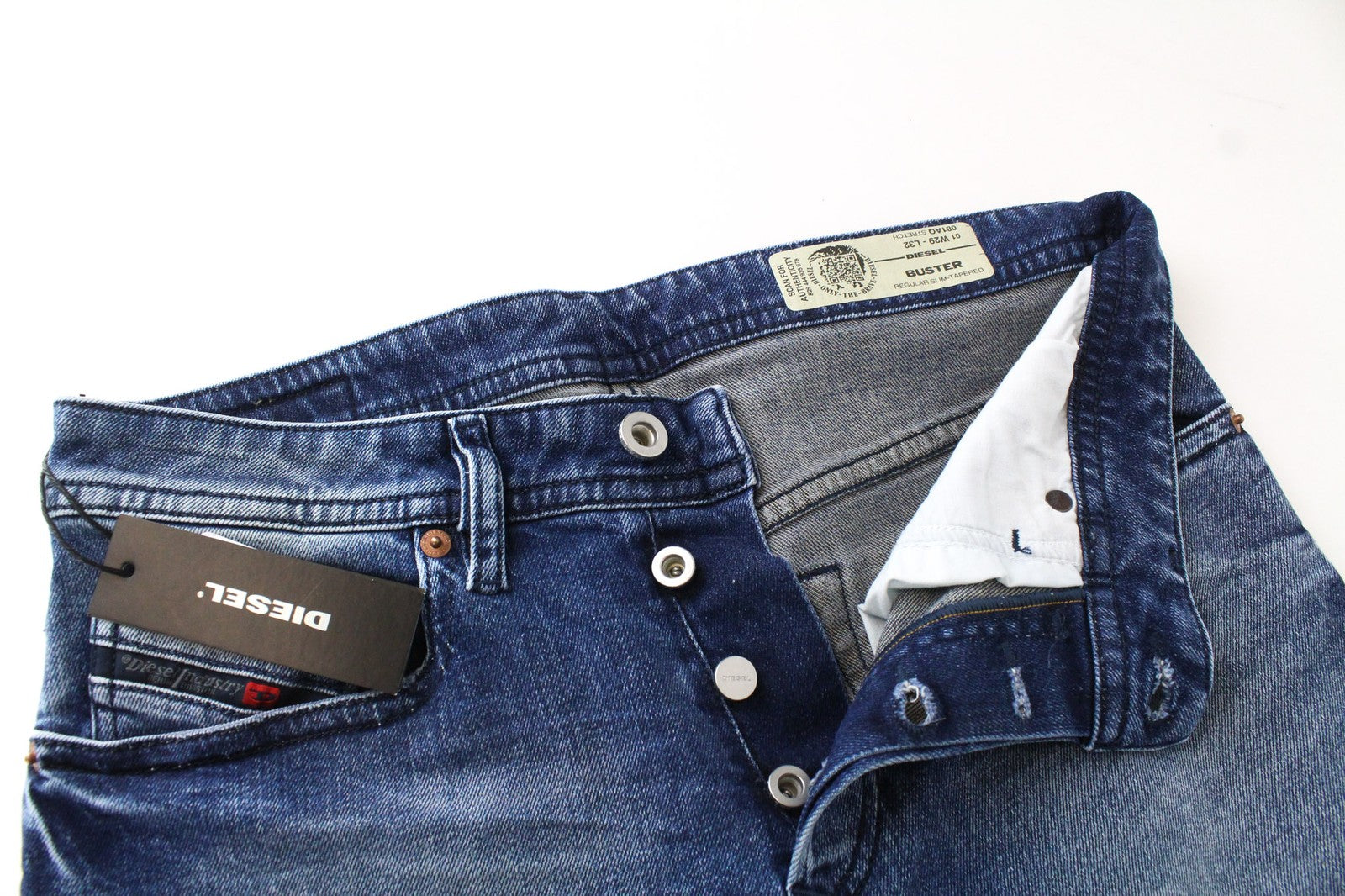 DIESEL Buster 081AQ vyriškos džinsinės kelnės W29/L32 su dirbtinės odos raštu, mėlynos, plonos, tamprios, siaurėjančios. 