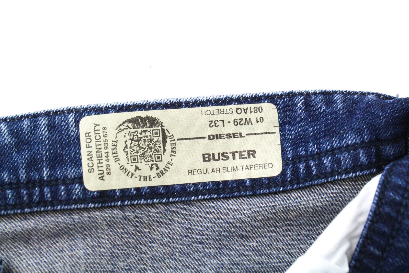 DIESEL Buster 081AQ vyriškos džinsinės kelnės W29/L32 su dirbtinės odos raštu, mėlynos, plonos, tamprios, siaurėjančios. 