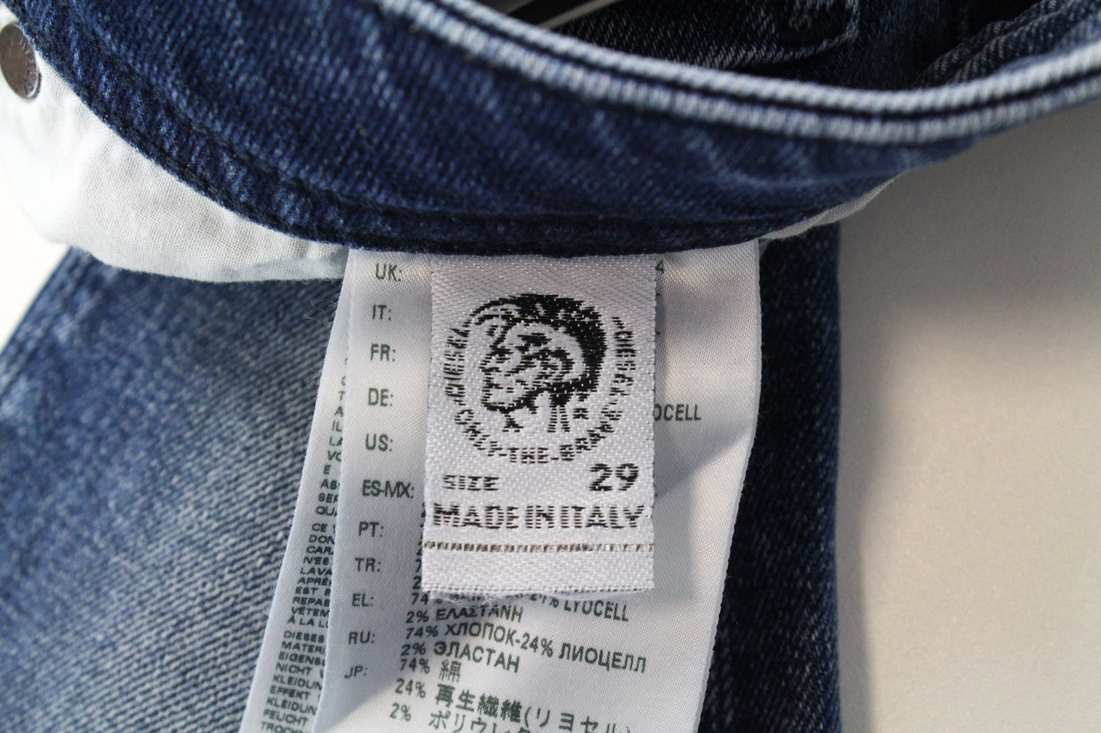 DIESEL Buster 081AQ vyriškos džinsinės kelnės W29/L32 su dirbtinės odos raštu, mėlynos, plonos, tamprios, siaurėjančios. 