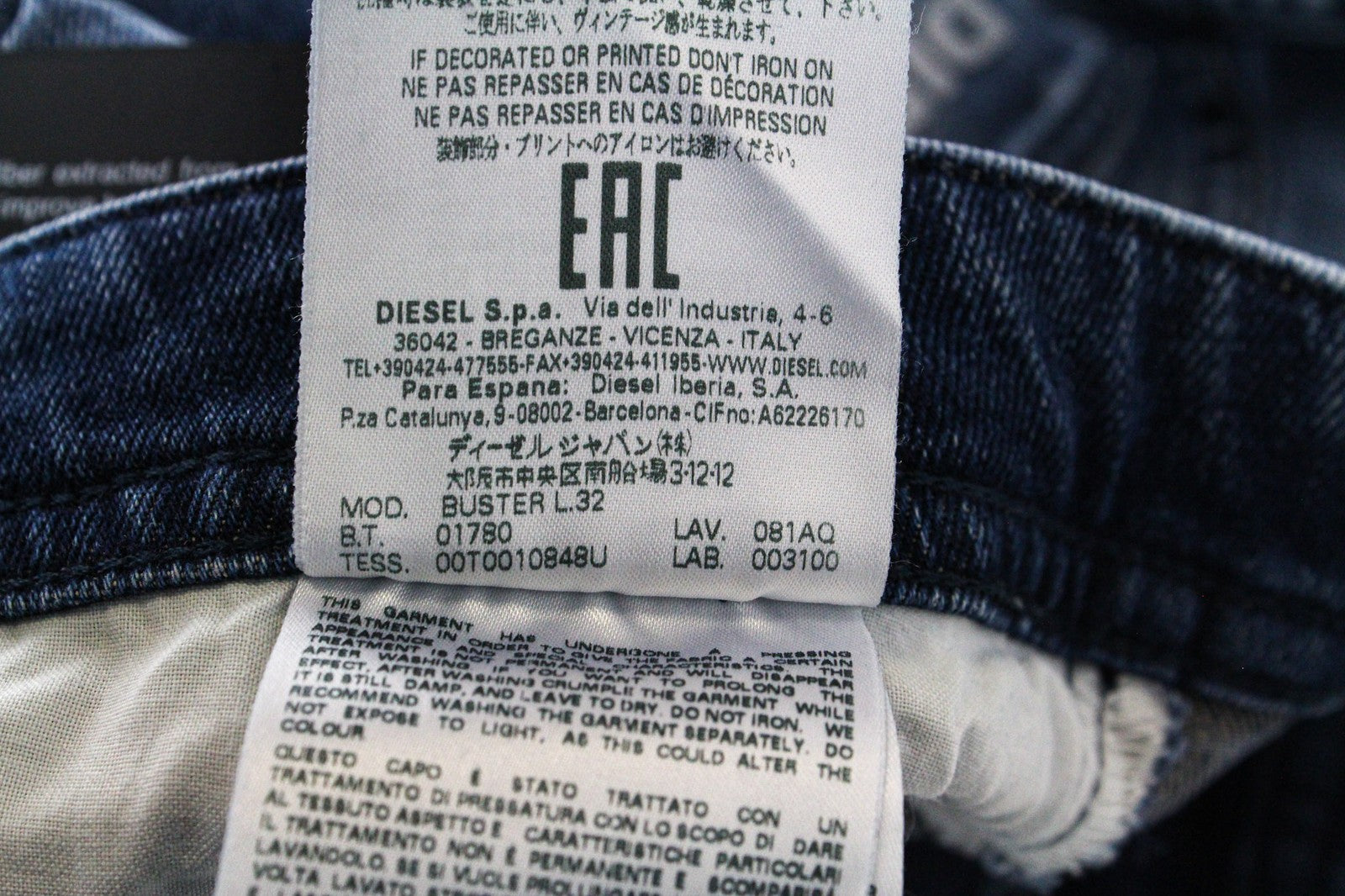 DIESEL Buster 081AQ vyriškos džinsinės kelnės W29/L32 su dirbtinės odos raštu, mėlynos, plonos, tamprios, siaurėjančios. 