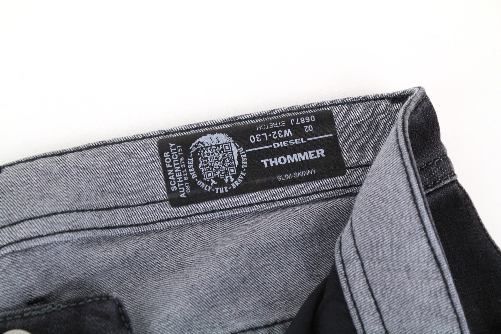 DIESEL Thommer 0687J vyriški pilki tamprūs džinsai su užtrauktuku W32 L30 aptemptas kirpimas 