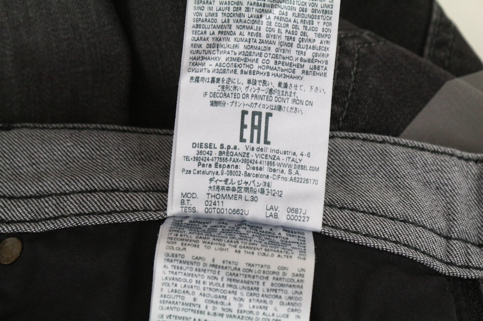 DIESEL Thommer 0687J vyriški pilki tamprūs džinsai su užtrauktuku W32 L30 aptemptas kirpimas 