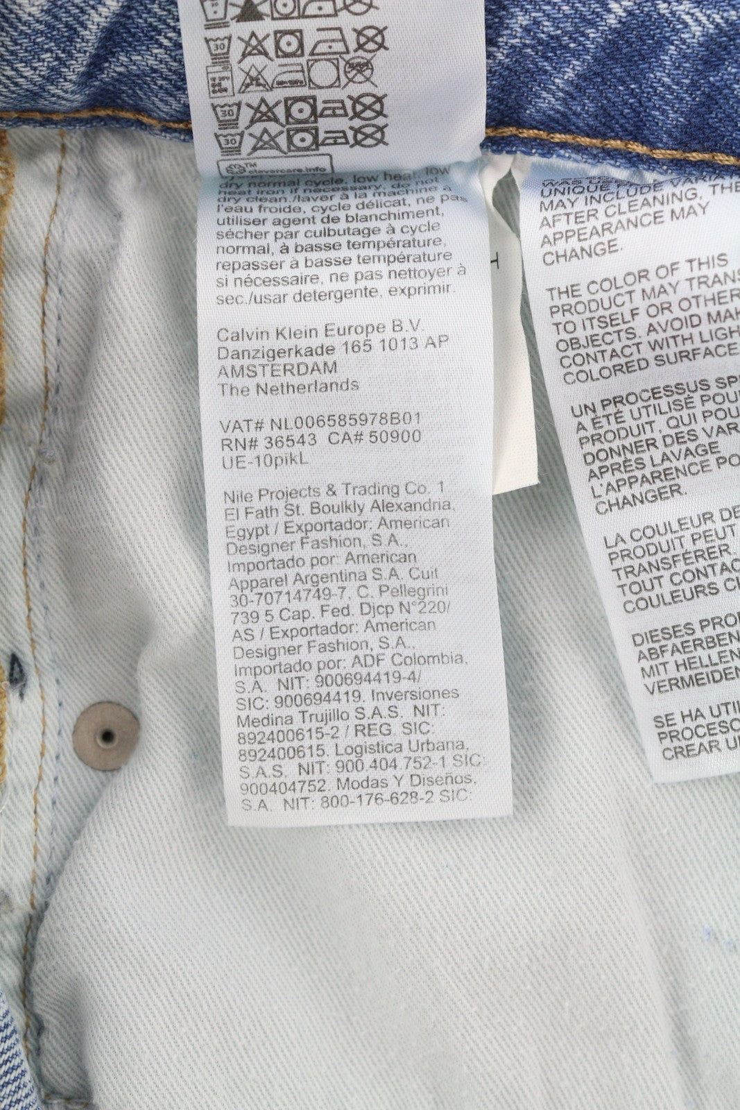 CALVIN KLEIN 90-ųjų tiesūs vyriški džinsai W31 išblukintos mėlynos spalvos su užtrauktuku ir logotipu, rekomenduojama kaina – 119 € 