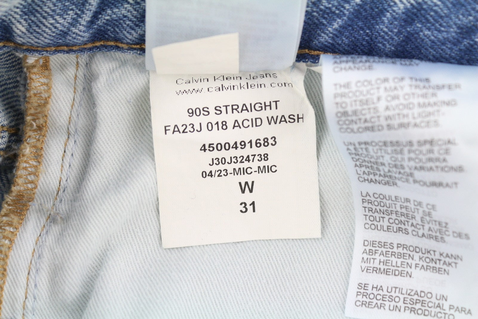 CALVIN KLEIN 90-ųjų tiesūs vyriški džinsai W31 išblukintos mėlynos spalvos su užtrauktuku ir logotipu, rekomenduojama kaina – 119 € 