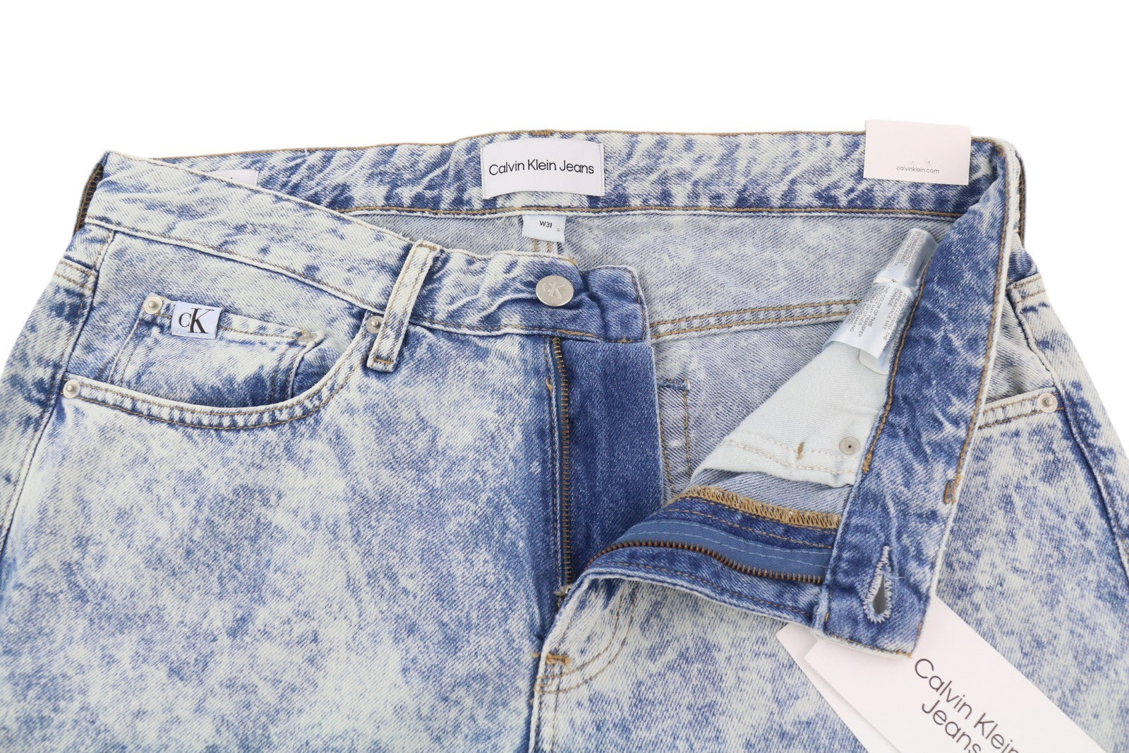 CALVIN KLEIN 90-ųjų tiesūs vyriški džinsai W31 išblukintos mėlynos spalvos su užtrauktuku ir logotipu, rekomenduojama kaina – 119 € 