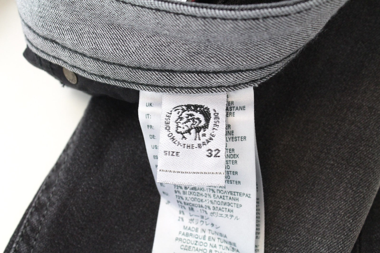 DIESEL Thommer 0687J vyriški džinsai W32/L30 tamsiai pilki medvilniniai ploni aptempti džinsai 