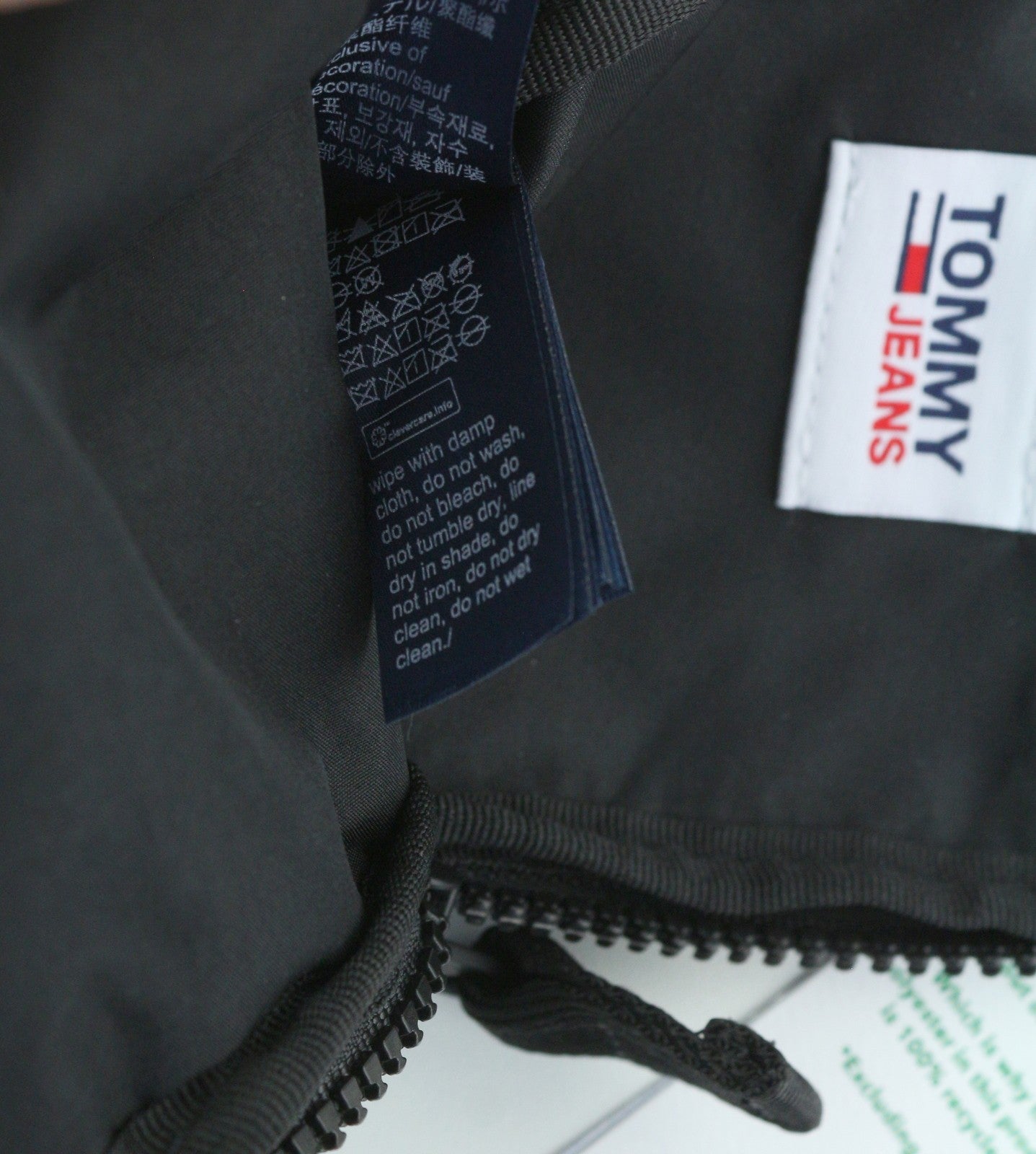 TOMMY HILFIGER „Modern Tech“ telefono dėklas vyrams, juodas, užtrauktuku ir raišteliu, unisex