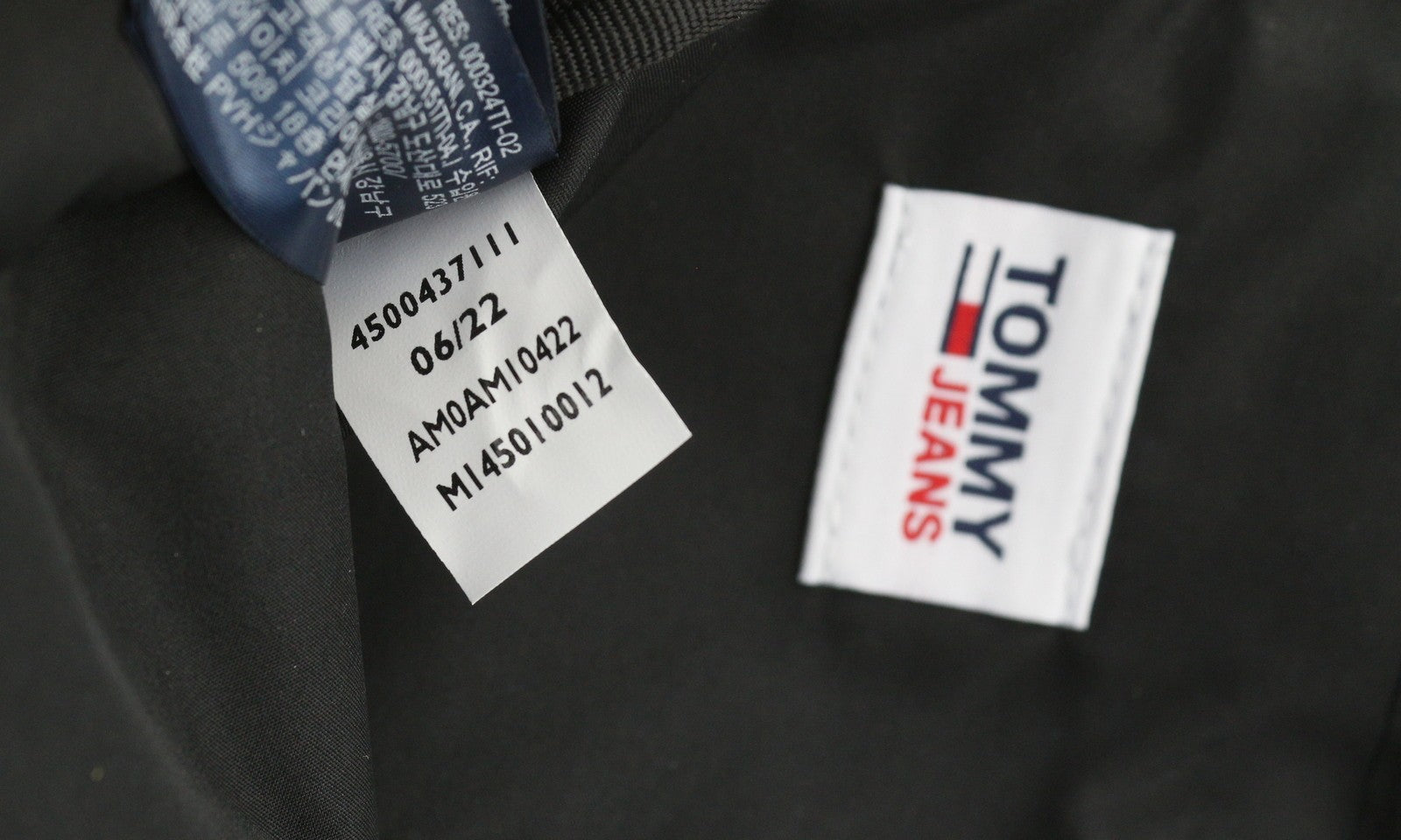 TOMMY HILFIGER „Modern Tech“ telefono dėklas vyrams, juodas, užtrauktuku ir raišteliu, unisex