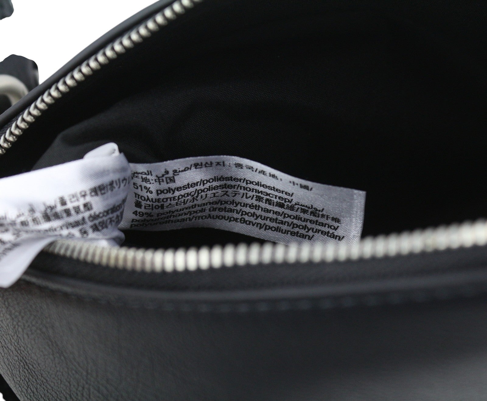 CALVIN KLEIN makiažo rankinė su D formos raktų pakabuku, juoda, dengta, unisex, rekomenduojama kaina – 89 € 