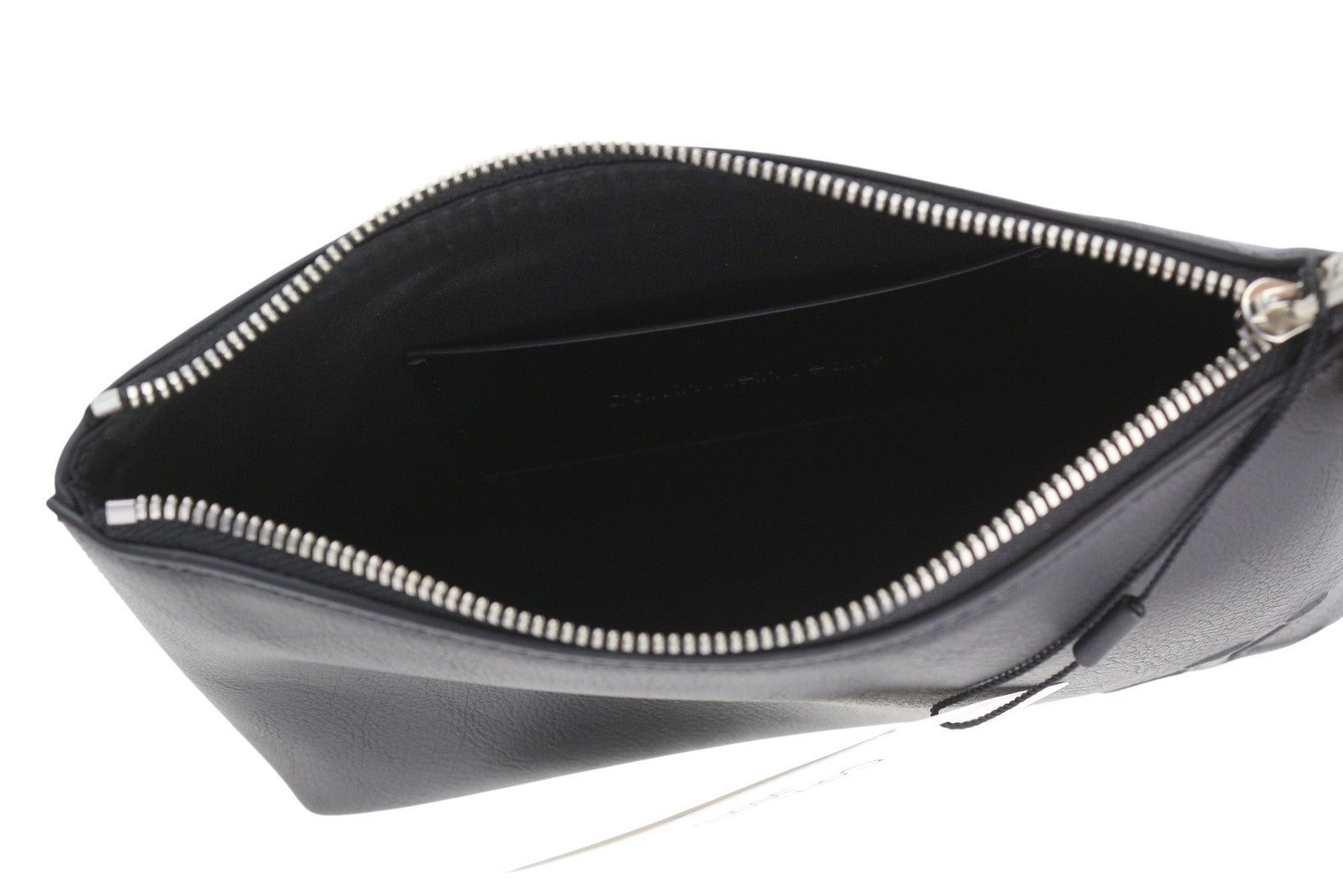 CALVIN KLEIN makiažo rankinė su D formos raktų pakabuku, juoda, dengta, unisex, rekomenduojama kaina – 89 € 