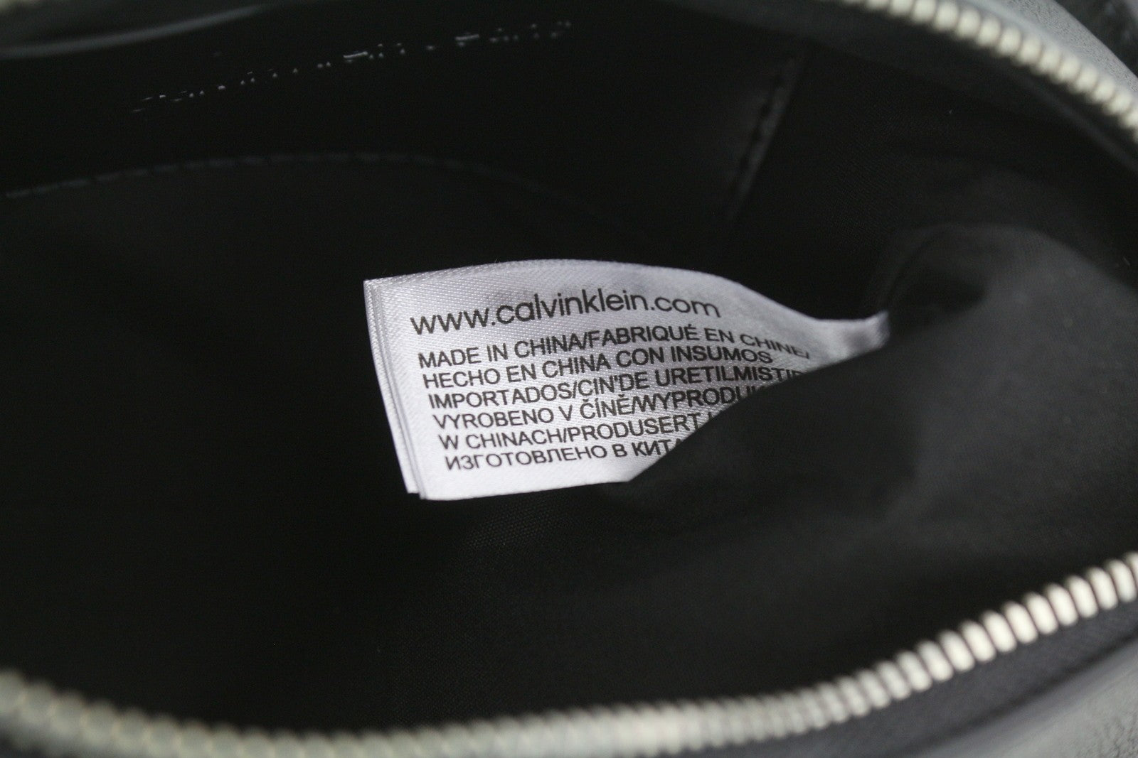 CALVIN KLEIN makiažo rankinė su D formos raktų pakabuku, juoda, dengta, unisex, rekomenduojama kaina – 89 € 