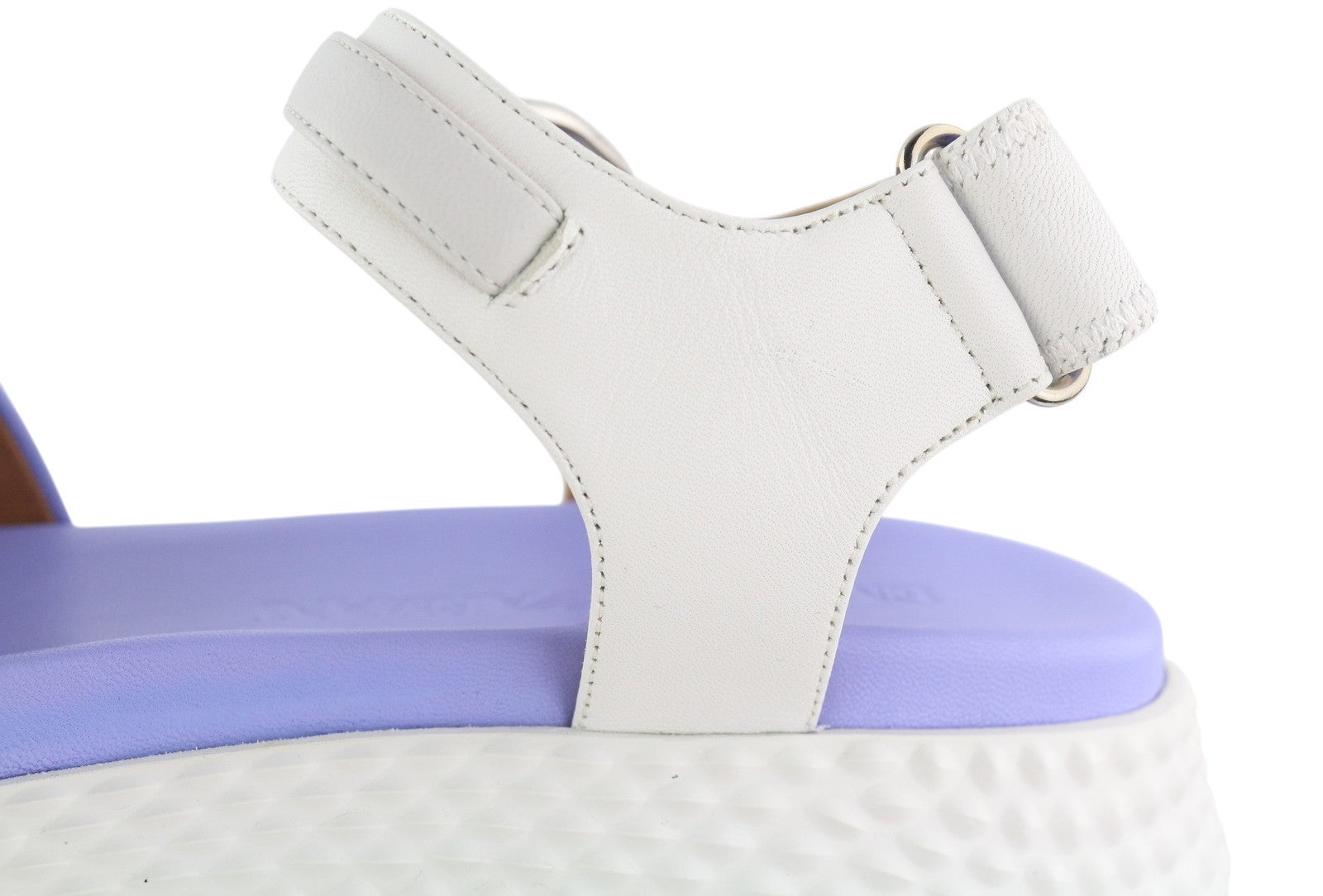 EMPORIO ARMANI X3U095 moteriškos basutės, 37 dydžio, violetinės, atvira nosimi, platforma, padas, rekomenduojama kaina – 329 € 