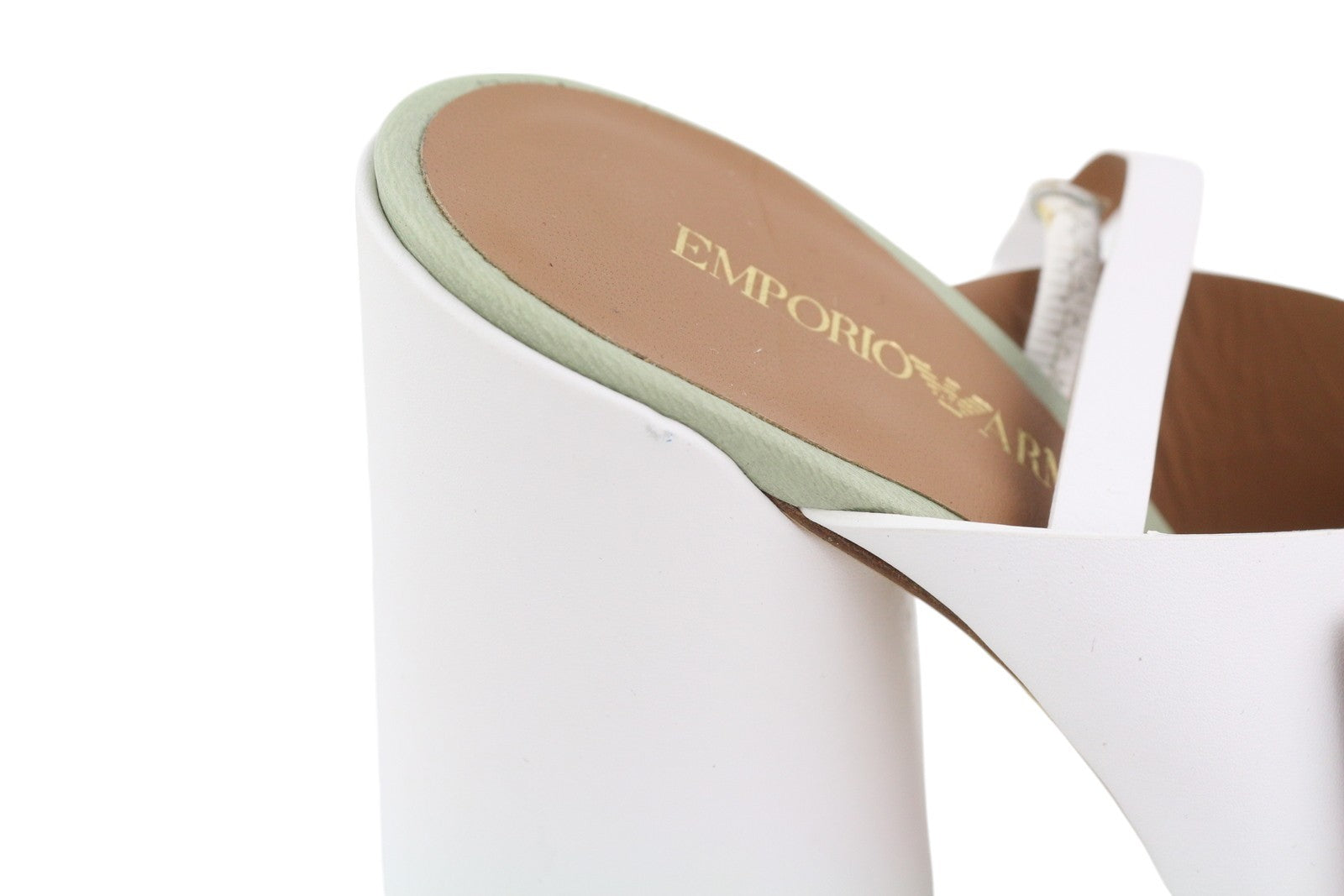 EMPORIO ARMANI X3P727 moteriški aukštakulniai, 37 dydžio, baltos odos, aukso spalvos detalėmis, basutės. 