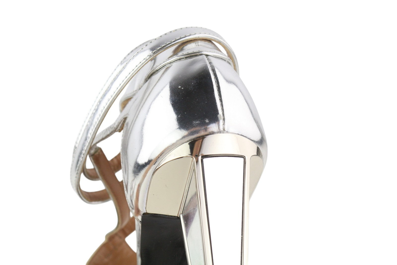 EMPORIO ARMANI moteriški aukštakulniai, 37 dydžio, blizgantys sidabriniai, odiniai, smailūs bateliai su sagtimi. 