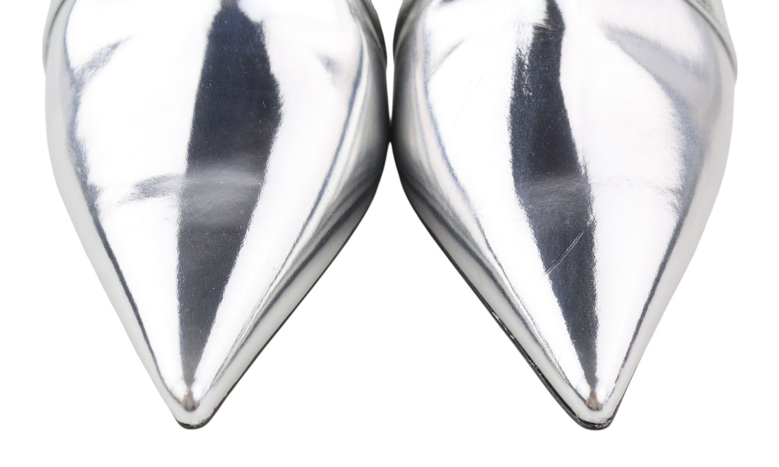 EMPORIO ARMANI moteriški aukštakulniai, 37 dydžio, blizgantys sidabriniai, odiniai, smailūs bateliai su sagtimi. 