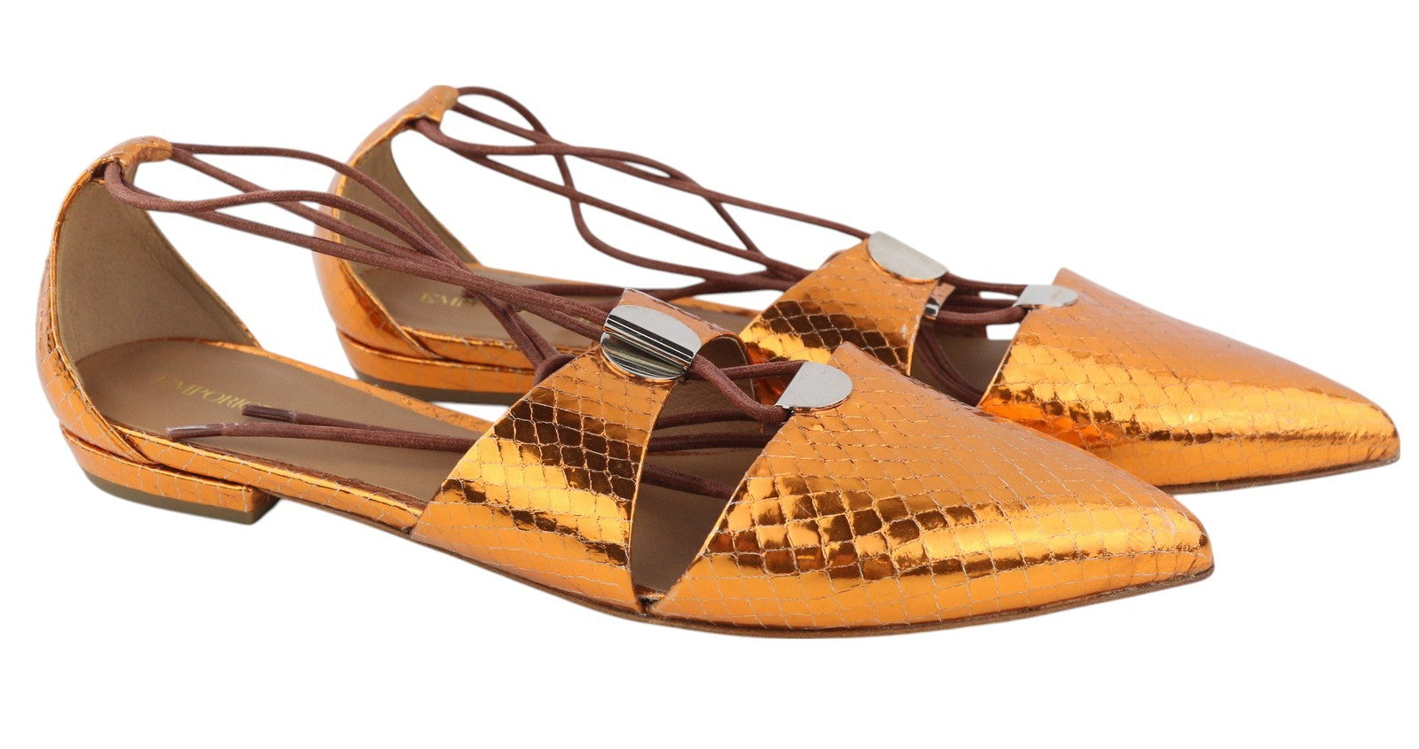 EMPORIO ARMANI X3C149 moteriški bateliai su oranžine spalva, blizgančia oda, su raišteliais ir smailia nosele. 