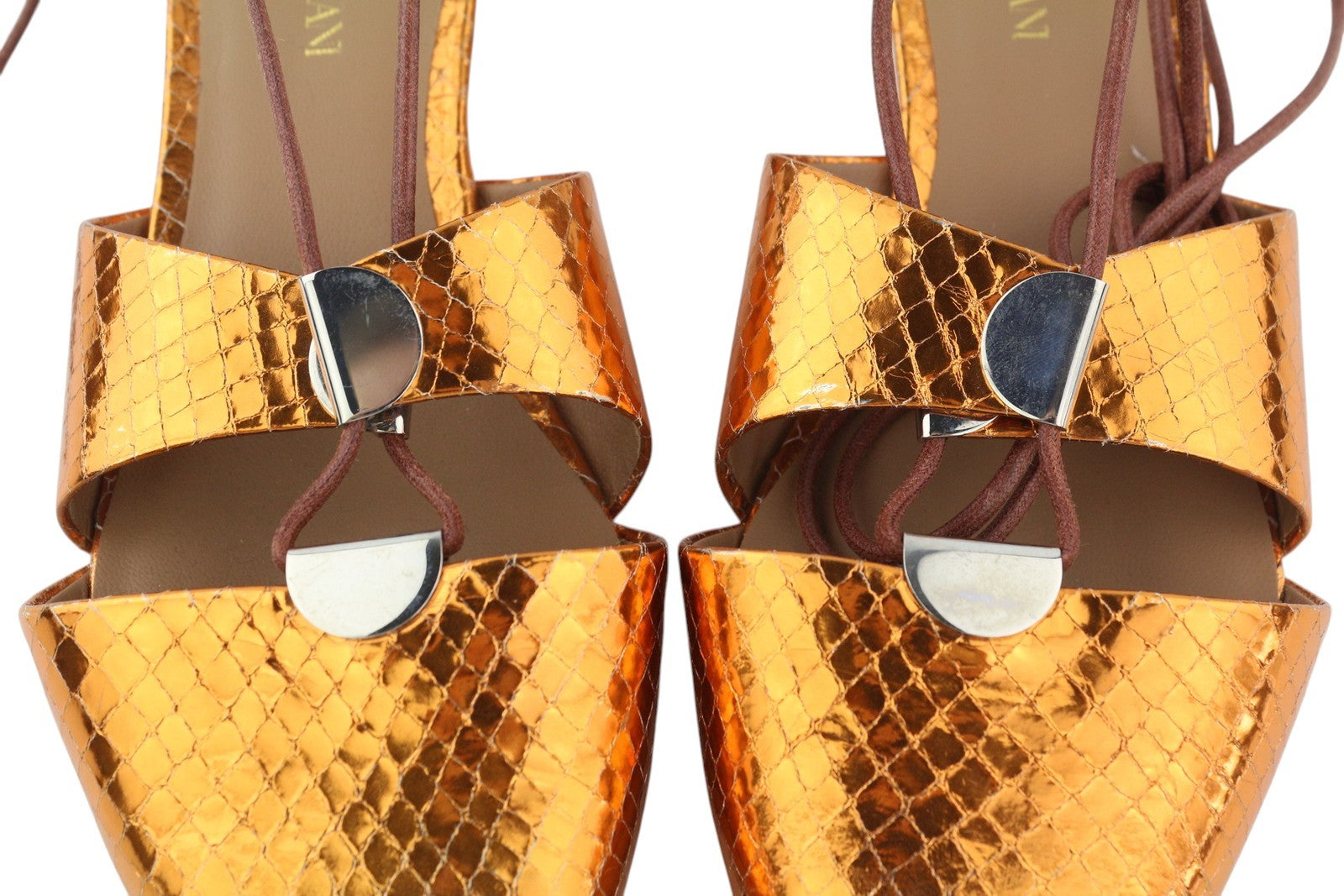 EMPORIO ARMANI X3C149 moteriški bateliai su oranžine spalva, blizgančia oda, su raišteliais ir smailia nosele. 