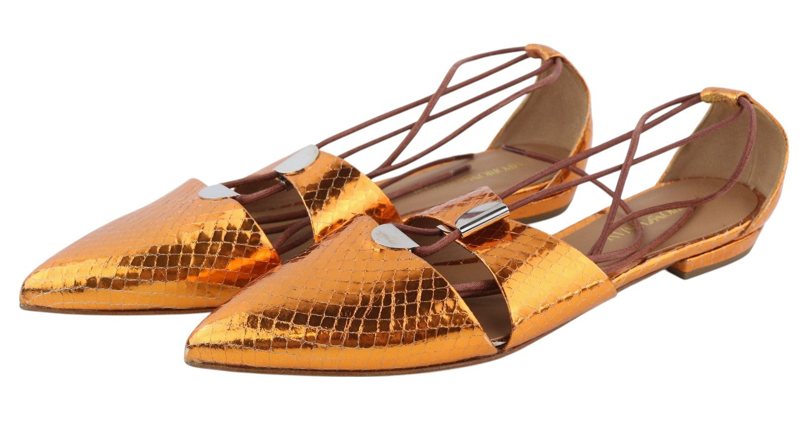 EMPORIO ARMANI X3C149 moteriški bateliai su oranžine spalva, blizgančia oda, su raišteliais ir smailia nosele. 