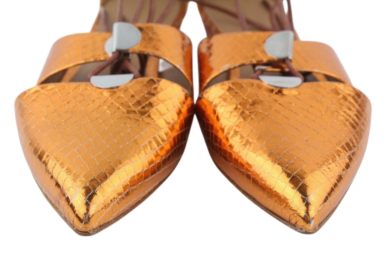 EMPORIO ARMANI X3C149 moteriški bateliai su oranžine spalva, blizgančia oda, su raišteliais ir smailia nosele. 