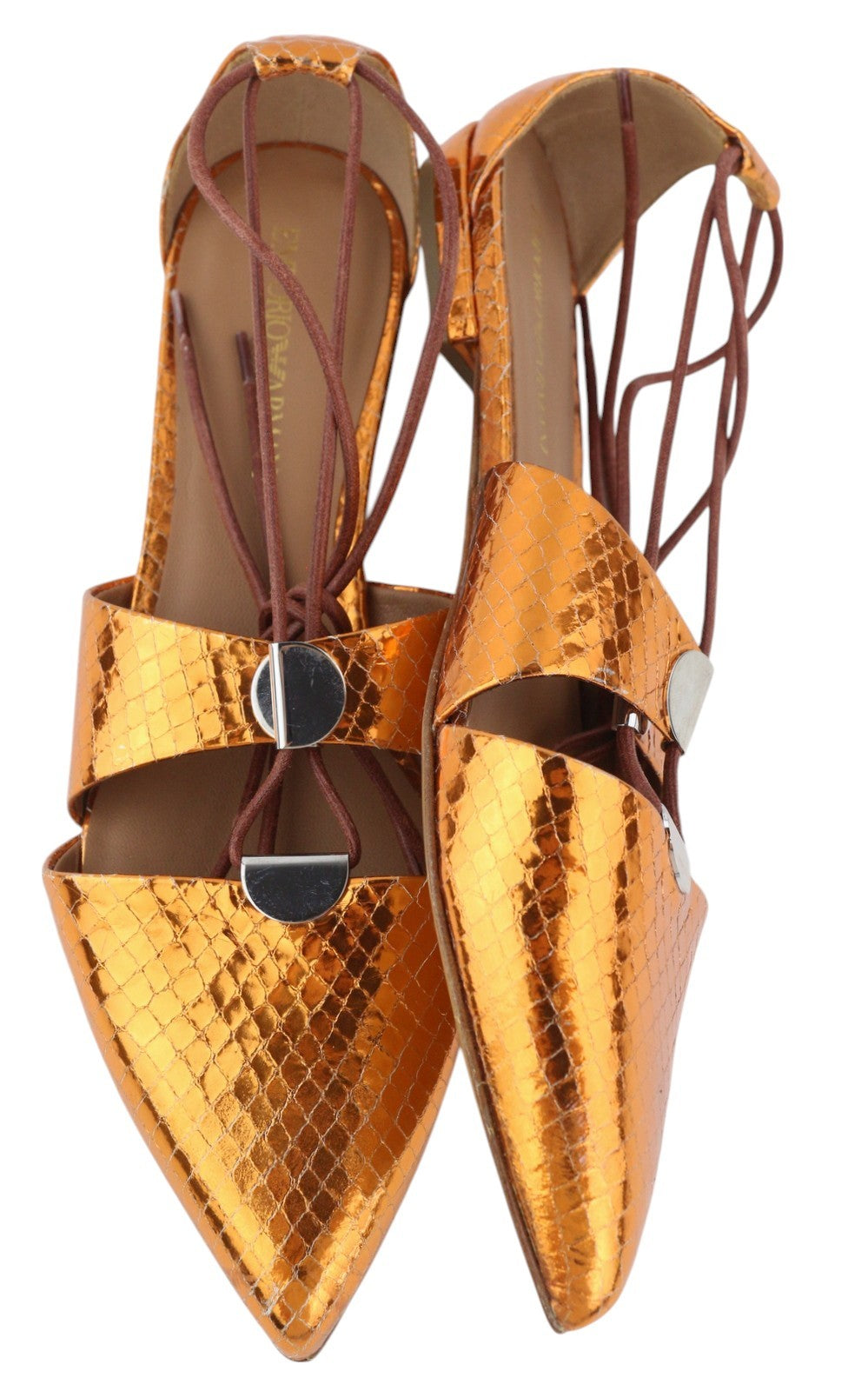 EMPORIO ARMANI X3C149 moteriški bateliai su oranžine spalva, blizgančia oda, su raišteliais ir smailia nosele. 