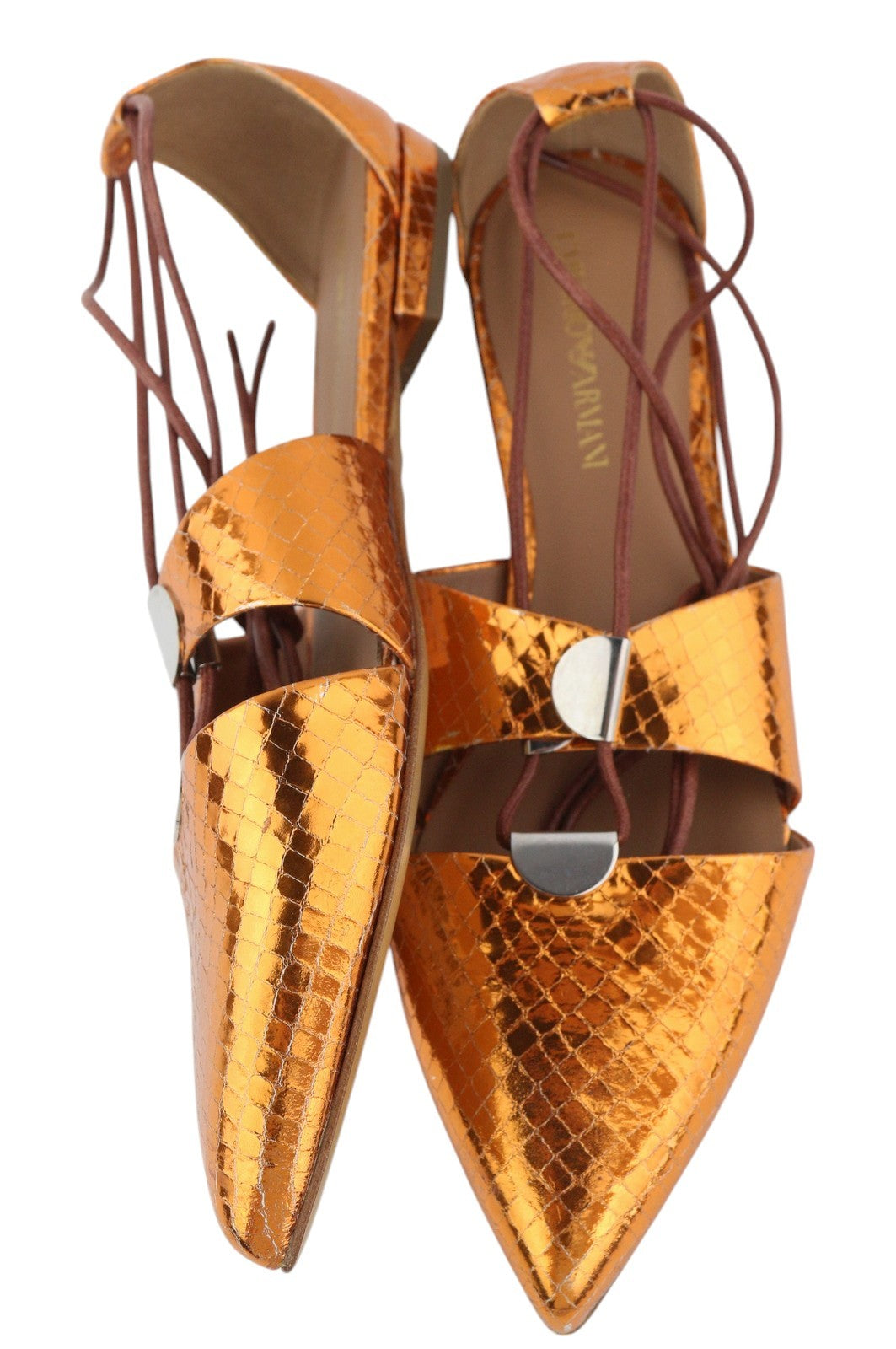 EMPORIO ARMANI X3C149 moteriški bateliai su oranžine spalva, blizgančia oda, su raišteliais ir smailia nosele. 