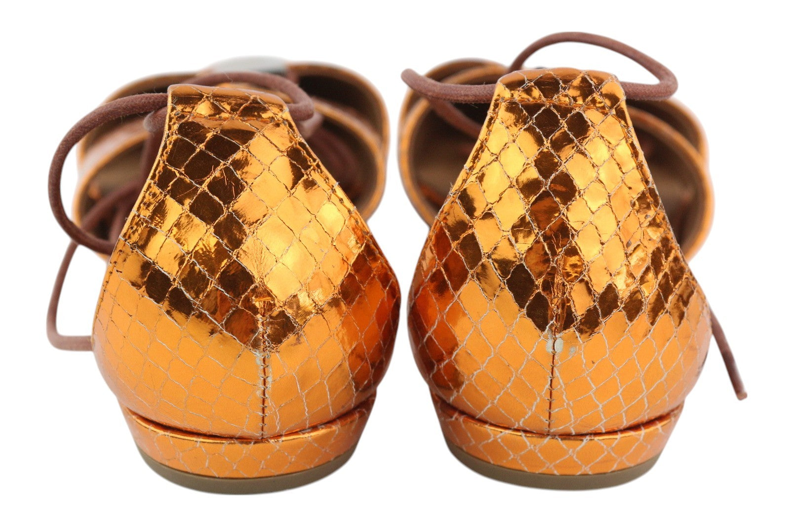 EMPORIO ARMANI X3C149 moteriški bateliai su oranžine spalva, blizgančia oda, su raišteliais ir smailia nosele. 