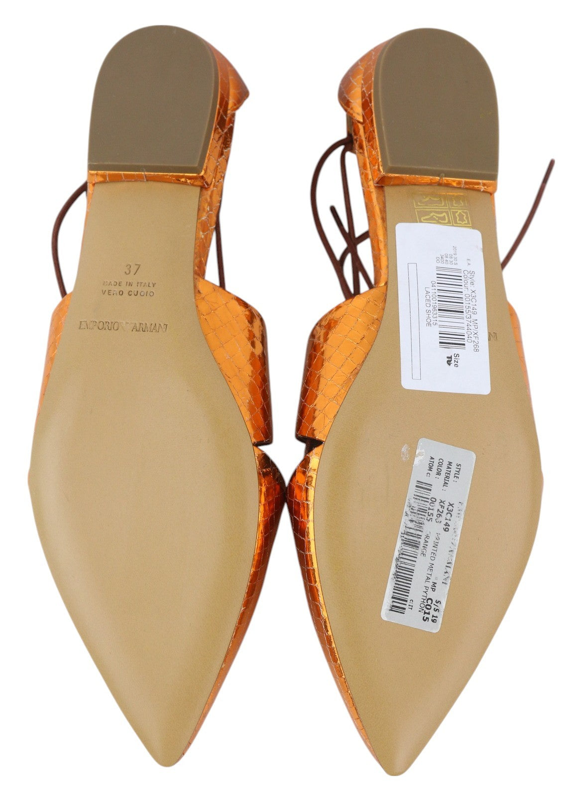 EMPORIO ARMANI X3C149 moteriški bateliai su oranžine spalva, blizgančia oda, su raišteliais ir smailia nosele. 