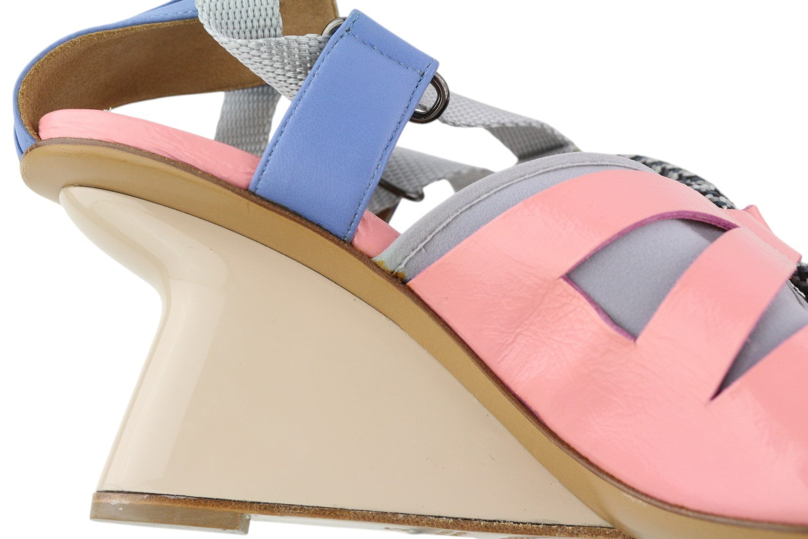 EMPORIO ARMANI moteriški aukštakulniai, 37 dydžio, smėlio spalvos, odiniai, smaili nosis, žali, raišteliais. 