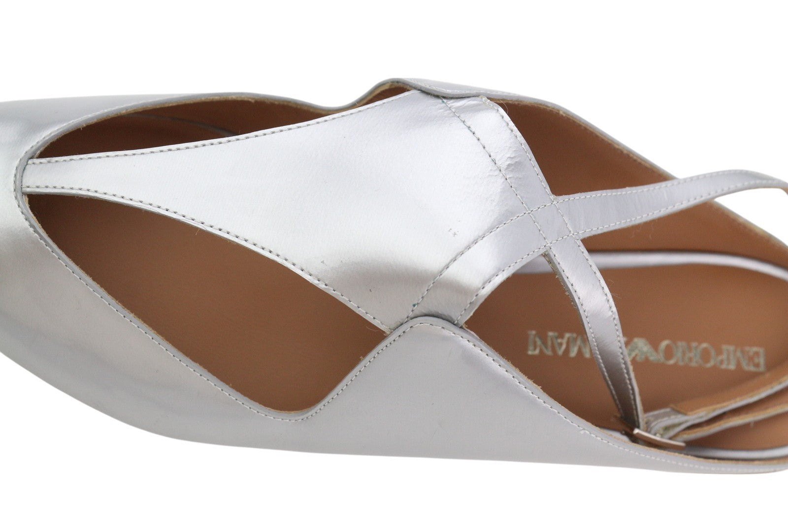 EMPORIO ARMANI X3D234 moteriški bateliai be kulno, 37 dydžio, sidabrinės spalvos, smailios nosies, sagtimi. 