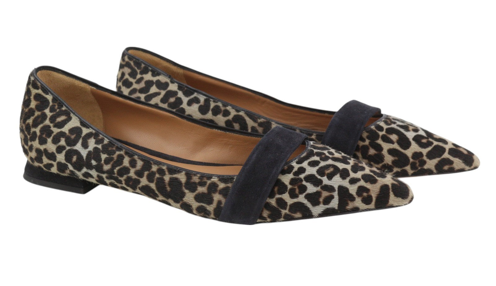 EMPORIO ARMANI X3D238 moteriški bateliai be kulno, 37 dydžio, su gyvūnų rašto zomšos apdaila ir smailiomis nosimis. Rekomenduojama kaina – 299 USD. 