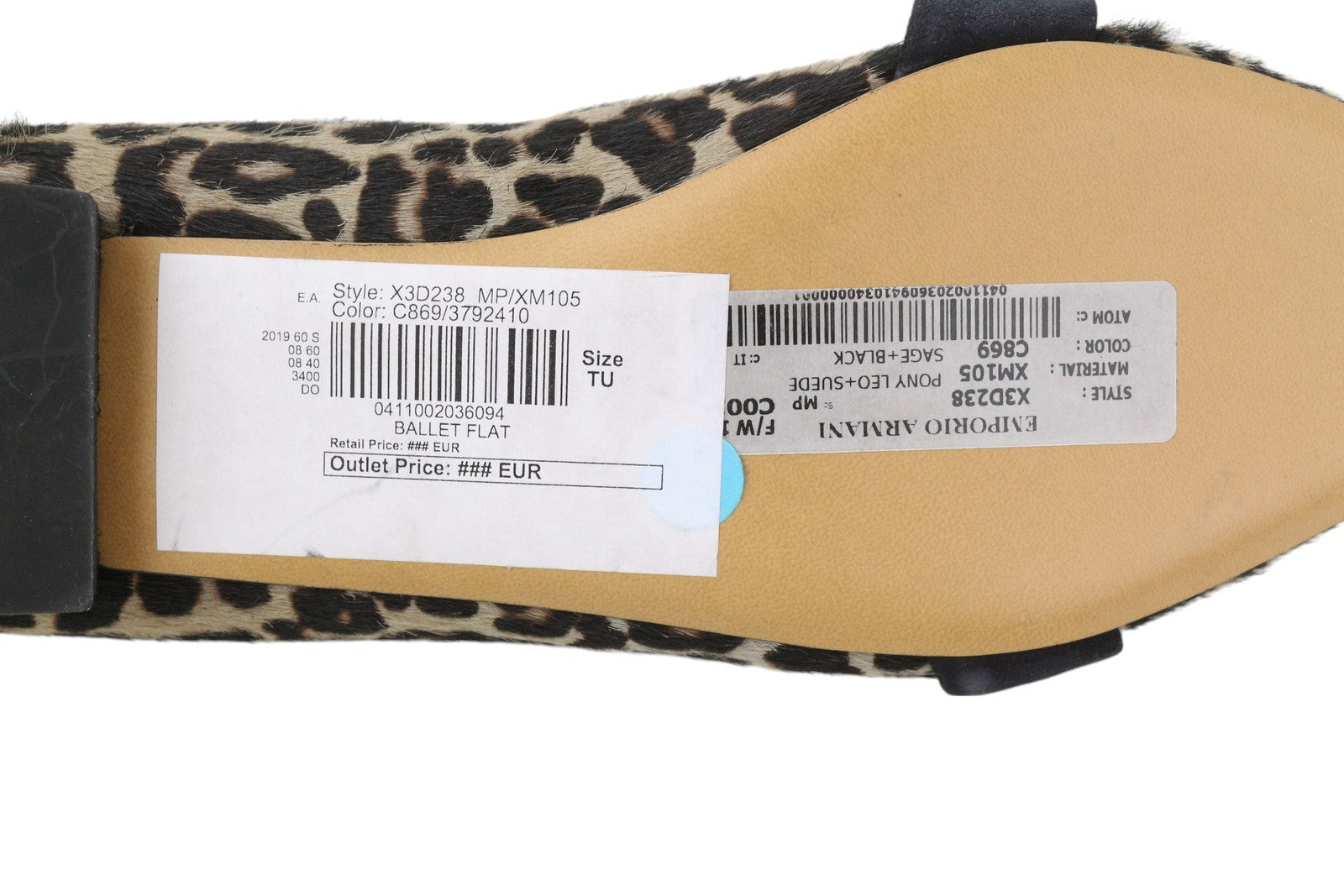 EMPORIO ARMANI X3D238 moteriški bateliai be kulno, 37 dydžio, su gyvūnų rašto zomšos apdaila ir smailiomis nosimis. Rekomenduojama kaina – 299 USD. 