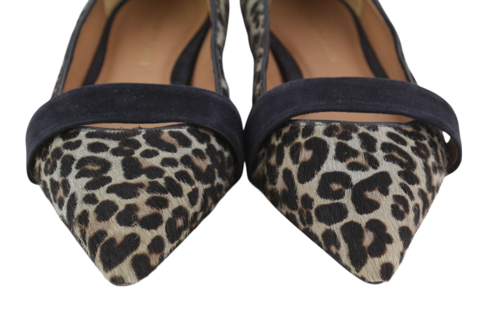 EMPORIO ARMANI X3D238 moteriški bateliai be kulno, 37 dydžio, su gyvūnų rašto zomšos apdaila ir smailiomis nosimis. Rekomenduojama kaina – 299 USD. 