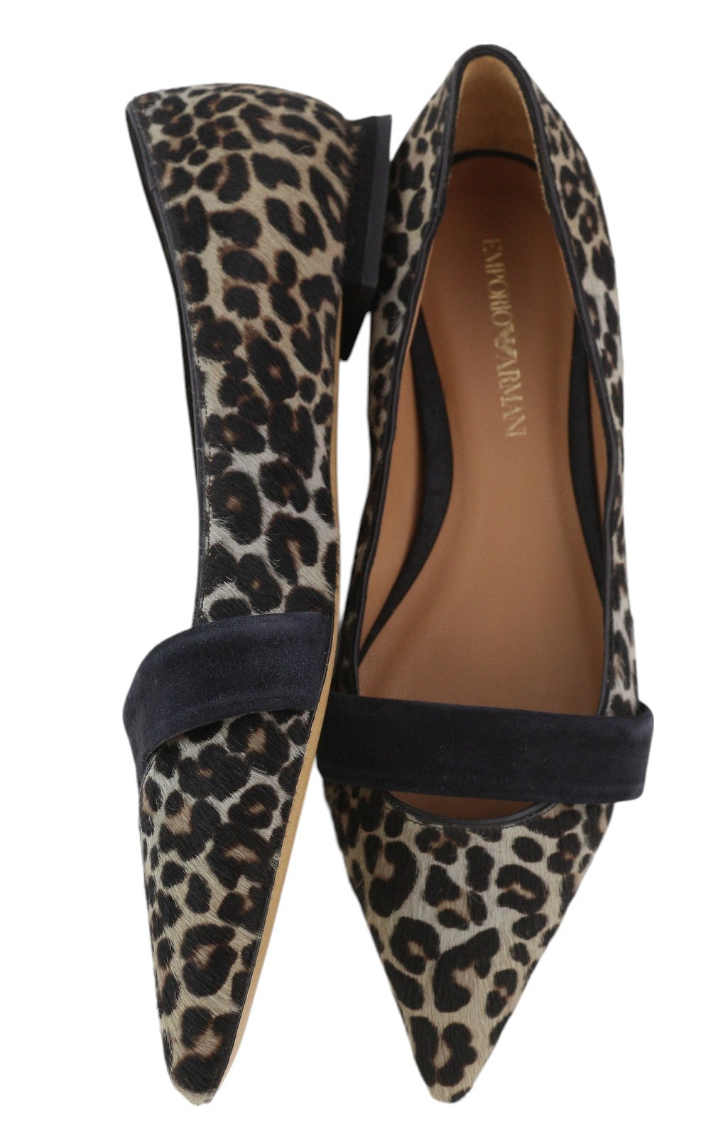 EMPORIO ARMANI X3D238 moteriški bateliai be kulno, 37 dydžio, su gyvūnų rašto zomšos apdaila ir smailiomis nosimis. Rekomenduojama kaina – 299 USD. 