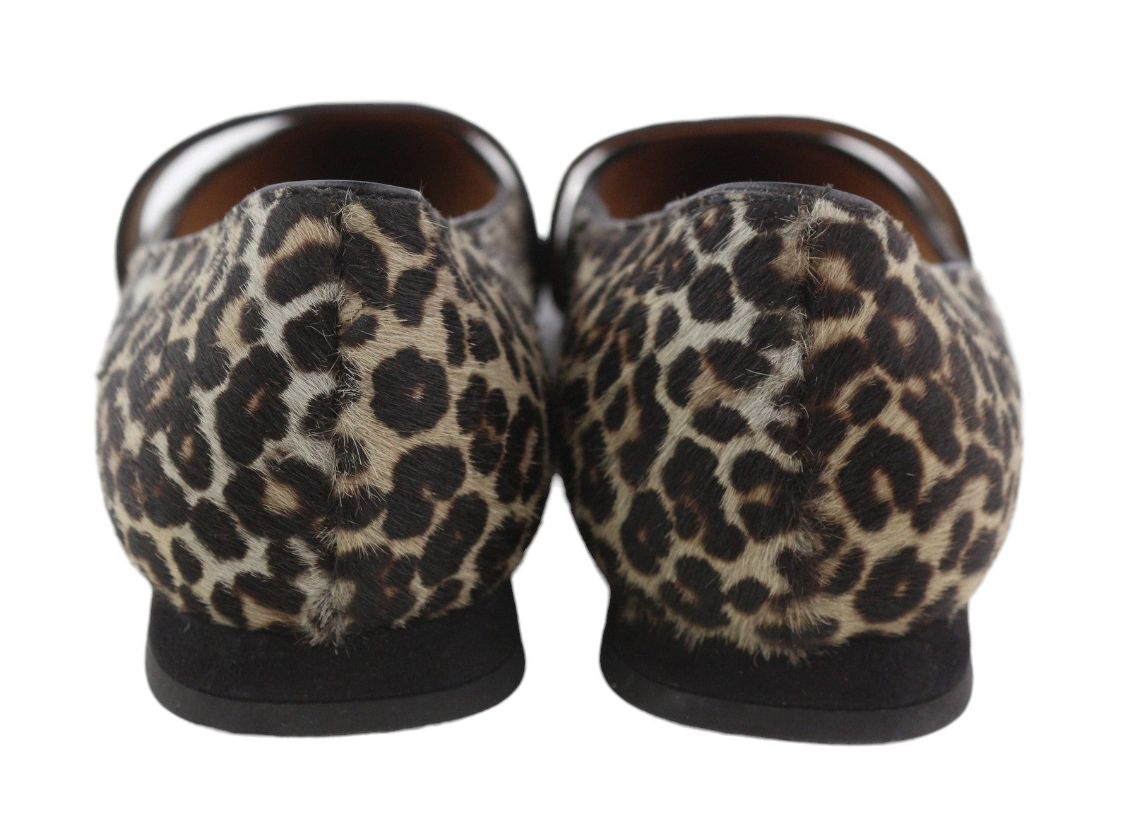 EMPORIO ARMANI X3D238 moteriški bateliai be kulno, 37 dydžio, su gyvūnų rašto zomšos apdaila ir smailiomis nosimis. Rekomenduojama kaina – 299 USD. 