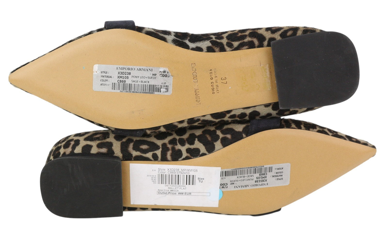 EMPORIO ARMANI X3D238 moteriški bateliai be kulno, 37 dydžio, su gyvūnų rašto zomšos apdaila ir smailiomis nosimis. Rekomenduojama kaina – 299 USD. 