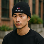 TOMMY HILFIGER kepurė vyrams, juoda, tvirtai megzta, su siuvinėtu logotipu, kasdieninė kaina – 79 € 